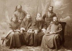 წმ. აღმსარებელი ძმები - მღვდელმთავარი სტეფანე (+1936), მღვდლები: წმ. პოლიევქტოსი (+1936), ფილიმონი (+1879), მღვდელმოწამე ანდრია და პეტრე (+1924, კარბელაშვილები)